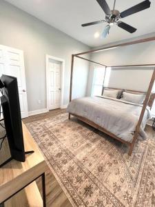 1 dormitorio con 1 cama y ventilador de techo en Coastal Oasis en Gulfport
