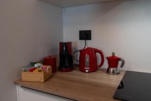 eine Theke mit Kaffeemaschine und Wasserkocher in der Unterkunft Ottavio's House, 10min from Maggiore Lake in Ornavasso