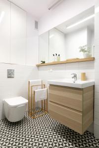 een badkamer met een wastafel en een toilet bij Malila Premium Apartments Cracow City Center Pawia 34 in Krakau