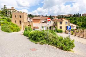 a street corner with a stop sign and buildings at Casa Nadia - Incantevole appartamento con giardino in Guardistallo