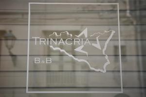 um sinal numa janela com um mapa de tunica em B&B TRINACRIA CACCAMO - LUXURY ROOMS em Caccamo