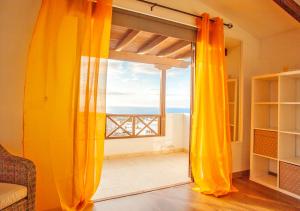 Habitación con puerta corredera de cristal y vistas al océano. en Casa-la-Costa en La Costa