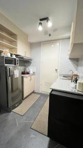 uma cozinha com um frigorífico e uma bancada em TheHideawaybyKG/Taytay em Malapandan