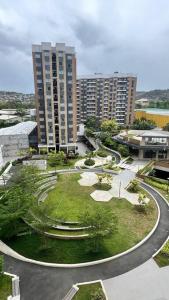um parque no meio de uma cidade com edifícios altos em TheHideawaybyKG/Taytay em Malapandan