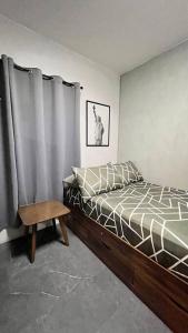 um quarto com uma cama e uma mesa em TheHideawaybyKG/Taytay em Malapandan