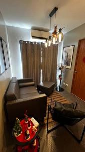uma sala de estar com um sofá e uma mesa em TheHideawaybyKG/Taytay em Malapandan