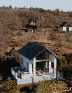 una pequeña casa blanca con techo solar en SUQO vendégház, en Sukoró