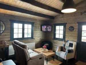 Posezení v ubytování LITTLE ROCK RETREAT Log Cabin with Hot Tub