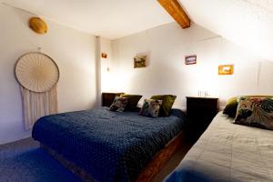 1 Schlafzimmer mit 2 Betten und einem Ventilator in der Unterkunft Poklidná Chalupa in Klenovice