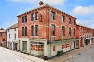 een oud bakstenen gebouw in een stadsstraat bij Apt 3, 15 West Street in Hereford