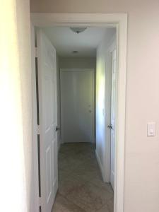 pusty korytarz z białymi drzwiami i pokojem w obiekcie Cozy home with private entrance! w mieście Wellington