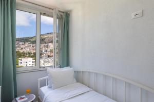 um quarto com uma cama e uma janela com vista em Marina apartment by the sea em Dubrovnik