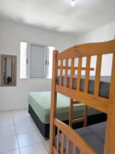 sypialnia z łóżkiem piętrowym i drabiną w obiekcie Apartamento Sun Way Ubatuba- com piscina, churrasqueira e play ground w mieście Ubatuba