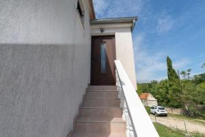 uma escada que leva a uma porta de uma casa em Ferienhaus für 12 Personen ca 510 qm in Krusevo, Dalmatien Norddalmatien em Kruševo