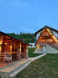 uma grande casa com um alpendre e um deque em Rustic Luxury Villa Drina Drlače em Ljubovija