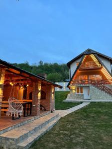 een groot huis met een veranda en een terras bij Rustic Luxury Villa Drina Drlače in Ljubovija