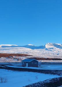 una pequeña casa en medio de un campo nevado en Tungukot sumarhús, en Akureyri