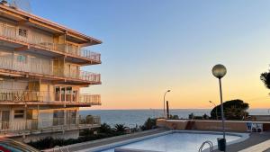 薩洛的住宿－Cap Salou Mar，一座带游泳池的建筑,毗邻大海