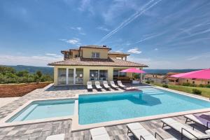 une villa avec une piscine et une maison dans l'établissement Ferienhaus mit Privatpool für 12 Personen ca 350 qm in Barban, Istrien Bucht von Raša, à Barban