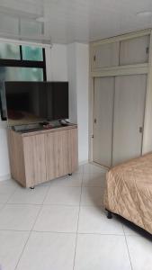 TV a/nebo společenská místnost v ubytování HABITACIÓN PRIVADA tranquila y confortable