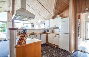 Kuchyň nebo kuchyňský kout v ubytování Holiday Home Laxtonvej Humble