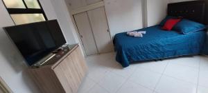 TV a/nebo společenská místnost v ubytování HABITACIÓN PRIVADA tranquila y confortable