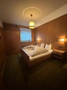 um quarto com uma cama grande num quarto em Dorfwirt em Mils bei Imst