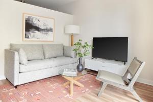 sala de estar con sofá y TV en Sonder at REVEL, en Minneapolis