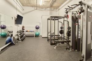 een fitnessruimte met verschillende loopbanden en gewichten bij Sonder at REVEL in Minneapolis