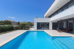 - une piscine en face d'une maison dans l'établissement Ferienhaus mit Privatpool für 10 Personen ca 308 qm in Banjole, Istrien Istrische Riviera, à Banjole