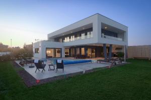 une grande maison avec une piscine en face de celle-ci dans l'établissement Ferienhaus mit Privatpool für 10 Personen ca 308 qm in Banjole, Istrien Istrische Riviera, à Banjole