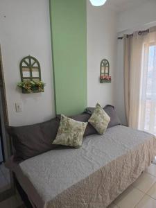 カシャンブにあるHospedagem Flat verde Sul de Minasのベッドルーム1室(枕2つ付)