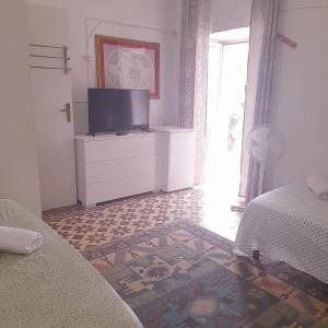1 dormitorio con TV en la parte superior de un tocador en Serrano relax room, en Serrano