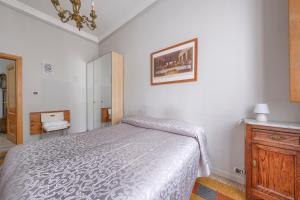 1 dormitorio con 1 cama y vestidor en Da Leonardo Apartment, en Florencia