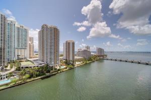 una ciudad con edificios altos y un cuerpo de agua en Stunning Brickell Luxury Condo en Miami