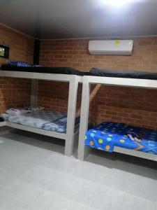 Cabaña la isla tesisinde bir ranza yatağı veya ranza yatakları