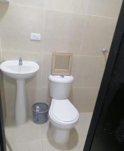 La salle de bains est pourvue de toilettes et d'un lavabo. dans l'établissement Cabaña la isla, à Coveñas