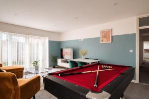 uma sala de estar com uma mesa de bilhar em Contractor Base Sleeps 7, Pool Table & PS4 em Gillingham