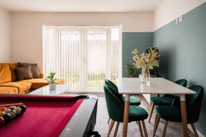 ein Wohnzimmer mit einem Billardtisch und einem Sofa in der Unterkunft Contractor Base Sleeps 7, Pool Table & PS4 in Gillingham