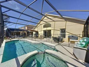 une grande piscine avec un toit en verre dans l'établissement 5 Star Home* Private Pool & Jaccuzzi*Free Wi-Fi*, à Kissimmee