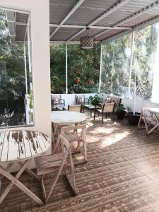 un patio con mesa, sillas y ventanas en Condesa 185, en Ciudad de México