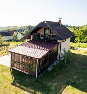 una casa con una terraza a un lado en APARTMA ENI, en Moravske Toplice