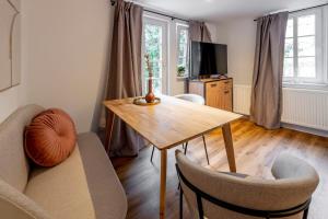 a living room with a wooden table and chairs at Himmlische Altstadt-Maisonette in Marburg an der Lahn