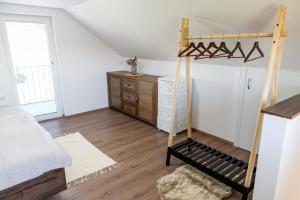 1 dormitorio con 1 cama y vestidor en APARTMA ENI, en Moravske Toplice