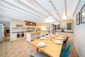 cocina grande con mesa de madera y sillas en Westerpark Countryside Cottage en Huntly