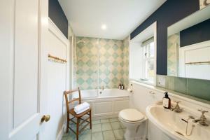 ein Badezimmer mit Badewanne, Toilette und Waschbecken in der Unterkunft Westerpark Cottage, Pet & Family Friendly Countryside Retreat, Aberdeenshire in Huntly + 64 Fotos