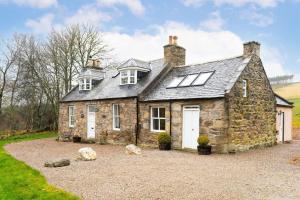 ein altes Steinhaus mit Kieseinfahrt in der Unterkunft Westerpark Cottage, Pet & Family Friendly Countryside Retreat, Aberdeenshire in Huntly