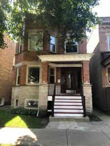 シカゴにあるCozy Nest in Chicago's Vibrant Lincoln Squareの正面玄関へ続く階段のあるレンガ造りの家