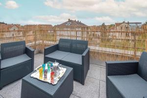 a patio with three chairs and a tray of drinks at L'excellence-8min Aéroport-terrasse-Parking Privé in Lingolsheim