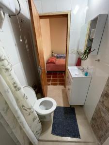 małą łazienkę z toaletą i umywalką w obiekcie Cozy & Relaxing Resort Oasis ~ Sports Field ~ Pool w mieście Luque